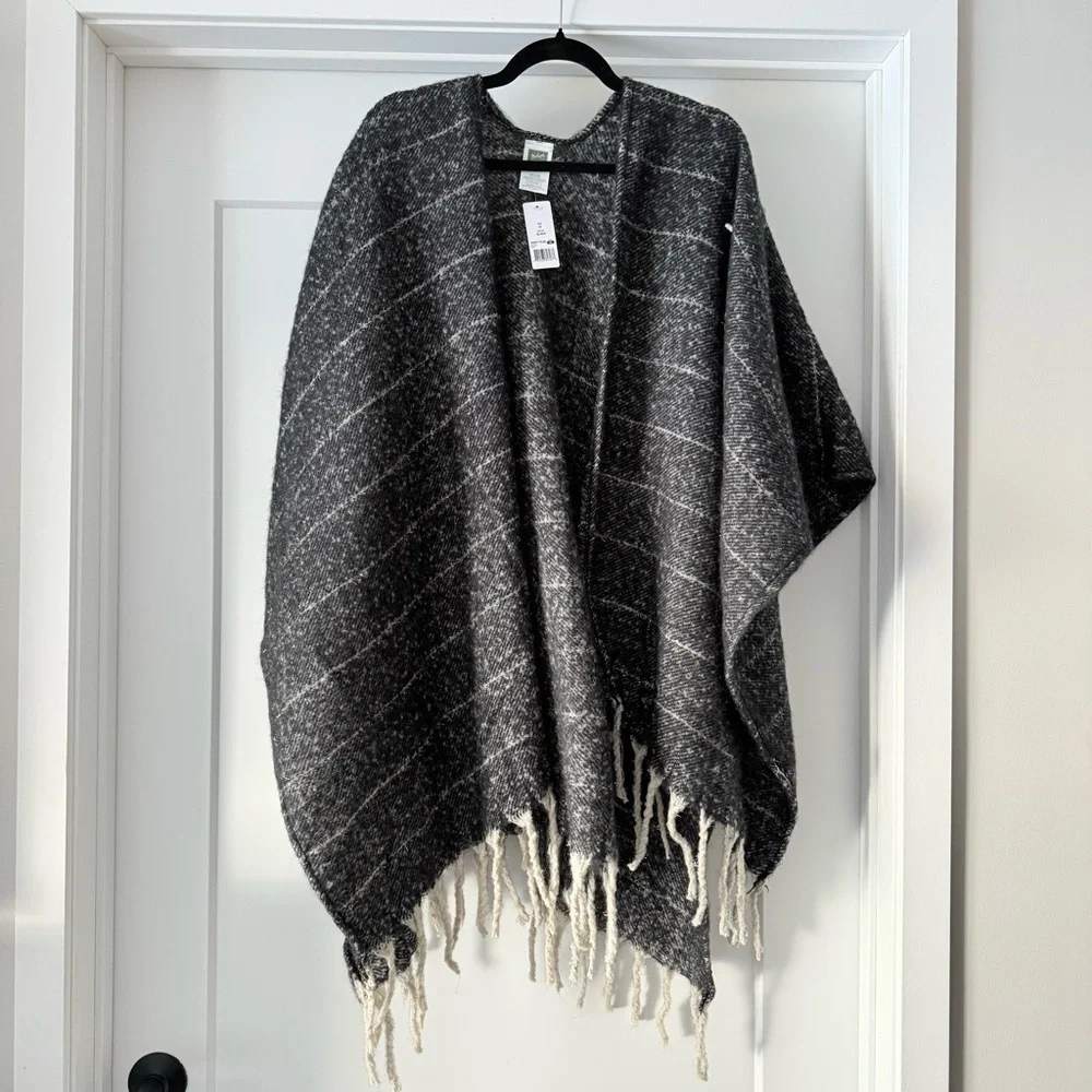 NWT- Women’s Chic Black Woolrich Shawl/Wrap One Size - Picture 3 of 10